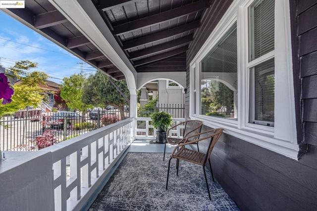 879 45Th St, Oakland CA: https://media.crmls.org/mediaz/e36ee5b9-43fb-4199-a992-82794abb8023.jpg