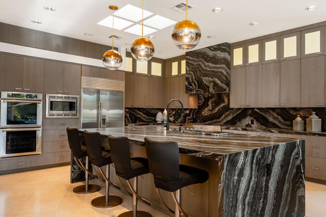 108 Waterford Circle, Rancho Mirage CA: https://media.crmls.org/mediaz/e36f7106-0533-4978-9a35-f3bb55212cfb.jpg