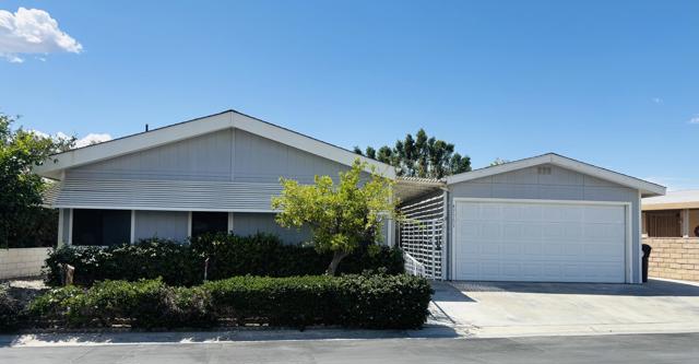 47751 San Salvador, Indio CA: https://media.crmls.org/mediaz/e36fb2b4-ac65-479c-8b6c-b26a5a16b45d.jpg