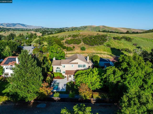 40 Northview Ct, Danville CA: https://media.crmls.org/mediaz/e3701265-5fb1-4012-906b-7bd077d18f6b.jpg