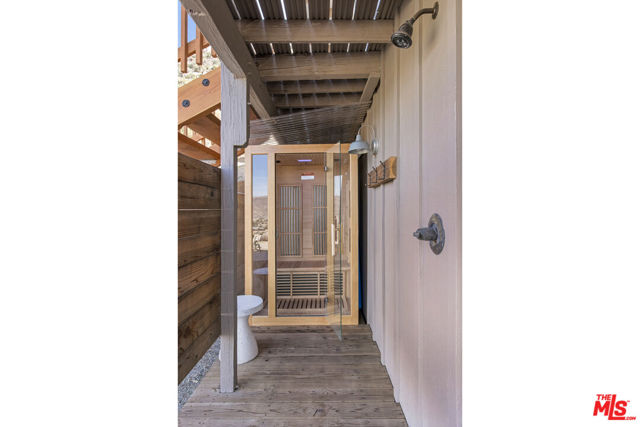 5637 Minna Gombell Lane, Pioneertown CA: https://media.crmls.org/mediaz/e3712ef0-0745-4df6-bf92-ce38a62adc9b.jpg
