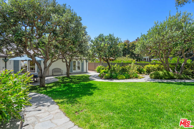 31202 Broad Beach Road, Malibu CA: https://media.crmls.org/mediaz/e37134ff-a36b-4122-afb4-e058e73f62ac.jpg