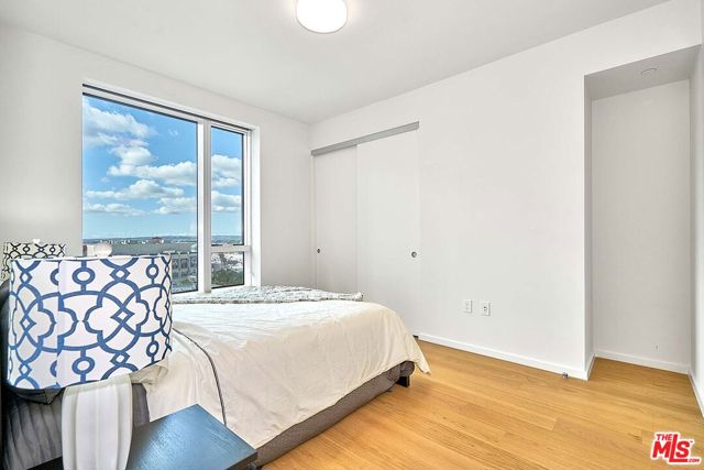889 Francisco Street, Los Angeles CA: https://media.crmls.org/mediaz/e372396e-70ce-4484-9268-cd9f8c5cc8aa.jpg
