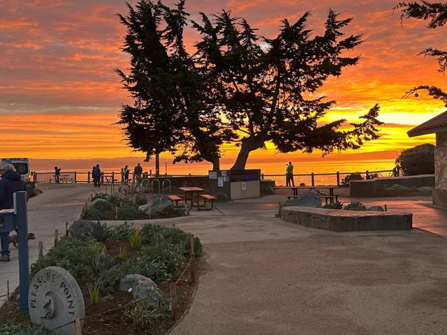 3900 Alameda Avenue, Capitola CA: https://media.crmls.org/mediaz/e3736246-8bcb-433d-9639-2c8bd1004f46.jpg