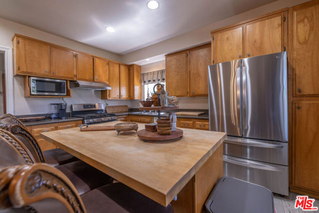817 Grass Valley Road, Lake Arrowhead CA: https://media.crmls.org/mediaz/e373689c-3b4e-47ee-8cb0-2f07bf54064d.jpg