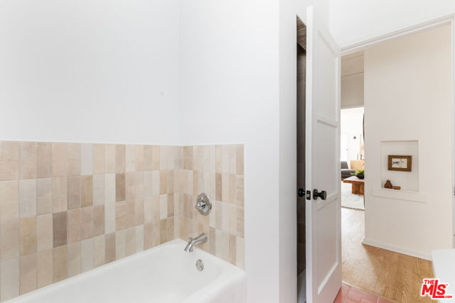 519 1/2 Rose Avenue, Venice CA: https://media.crmls.org/mediaz/e37421fa-7e7b-4e3e-b5ed-5d5d1cbd0fab.jpg