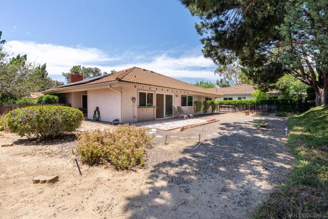 17893 Corte Emparrado, San Diego CA: https://media.crmls.org/mediaz/e376883d-12db-4854-911f-0e1fe9cd5e7e.jpg