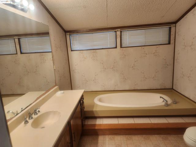 537 Cumana Cir, Union City CA: https://media.crmls.org/mediaz/e376f563-52f2-4d75-a3b2-ca7387693f8c.jpg
