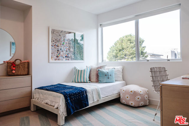 532 6th Street, Manhattan Beach CA: https://media.crmls.org/mediaz/e3776b57-469b-49f0-a7cb-0951438a9440.jpg