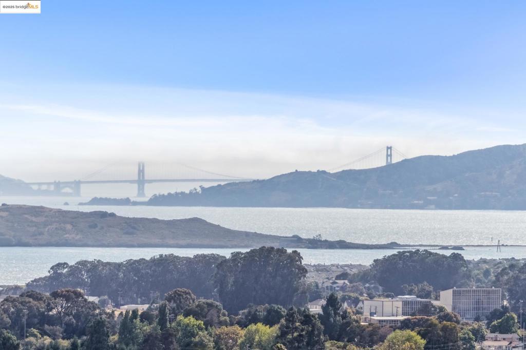 https://media.crmls.org/mediaz/e377c59d-acc1-4653-93ef-20f3f83182d6.jpg?preset=X-Large
