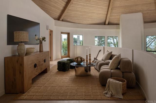 14847 Vista Del Oceano, Del Mar CA: https://media.crmls.org/mediaz/e377f140-69ea-4ee9-9a14-7e7de23d9783.jpg