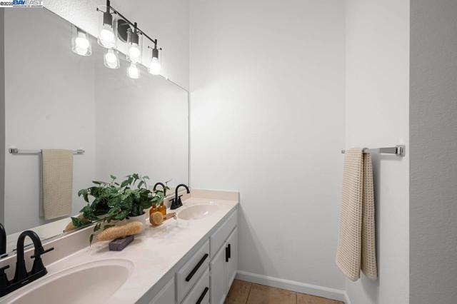 5917 Pine Vista Way, Elk Grove CA: https://media.crmls.org/mediaz/e37824aa-fd19-4603-892d-9eb74e2a8fa4.jpg