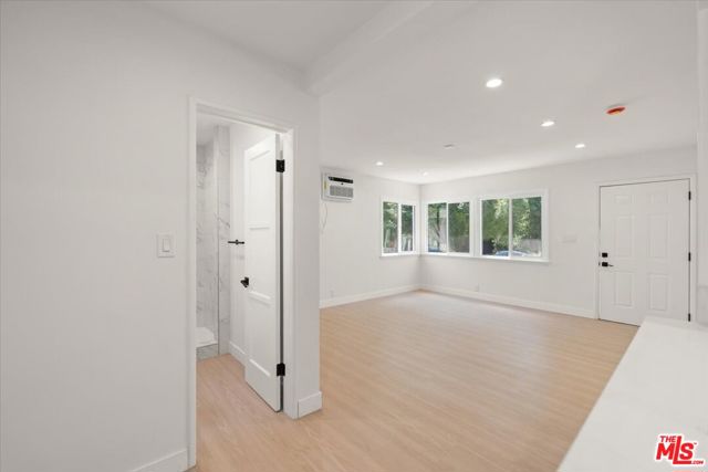 701 Oxford Avenue, Marina del Rey CA: https://media.crmls.org/mediaz/e3782d99-beaa-4a73-bc8a-f8c7cbfebcfe.jpg