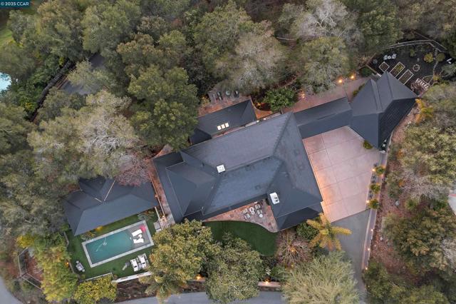 1121 Estates Dr, Lafayette CA: https://media.crmls.org/mediaz/e3783990-8dd3-4329-9635-2a510349a0d6.jpg