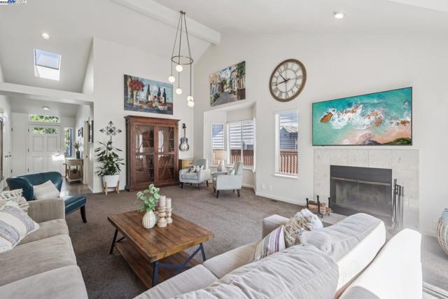 974 Clinton Pl, Pleasanton CA: https://media.crmls.org/mediaz/e3799ef5-8f3c-4b9c-8be1-e2046a1191c8.jpg