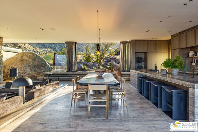 2215 Vista Distancia Court, Palm Springs, CA 92262