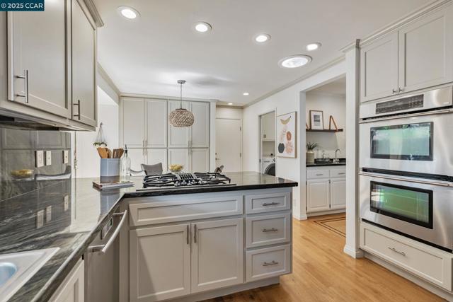 3180 Arbolado Dr, Walnut Creek CA: https://media.crmls.org/mediaz/e379c4c0-3745-4e11-8a9f-ed17e84416eb.jpg