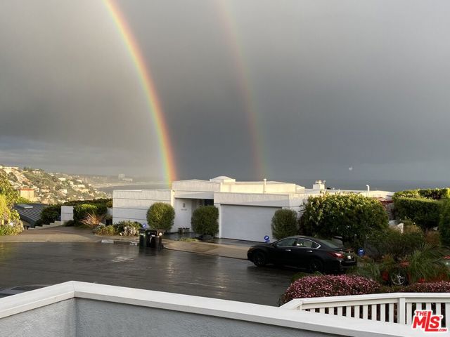 18409 Kingsport Drive, Malibu CA: https://media.crmls.org/mediaz/e37a0419-f51f-4014-8639-ae86ec6ce014.jpg