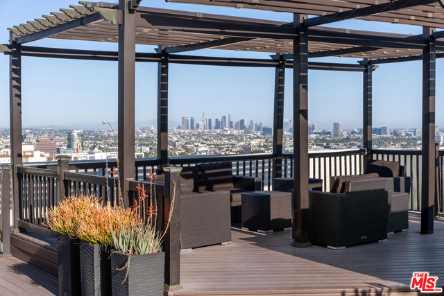 7250 Franklin Avenue, Los Angeles CA: https://media.crmls.org/mediaz/e37b3931-435d-4578-b2cb-1d880ac956c4.jpg