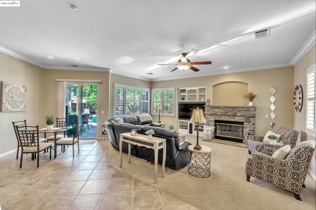 1117 Teal Ct, Brentwood CA: https://media.crmls.org/mediaz/e37bdf03-47af-4873-8404-db25fc164ea3.jpg
