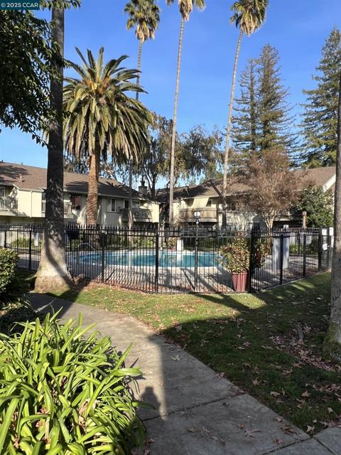 2562 Walnut Blvd, Walnut Creek CA: https://media.crmls.org/mediaz/e37d2ee7-f34c-4170-bacc-43ab6c870f58.jpg
