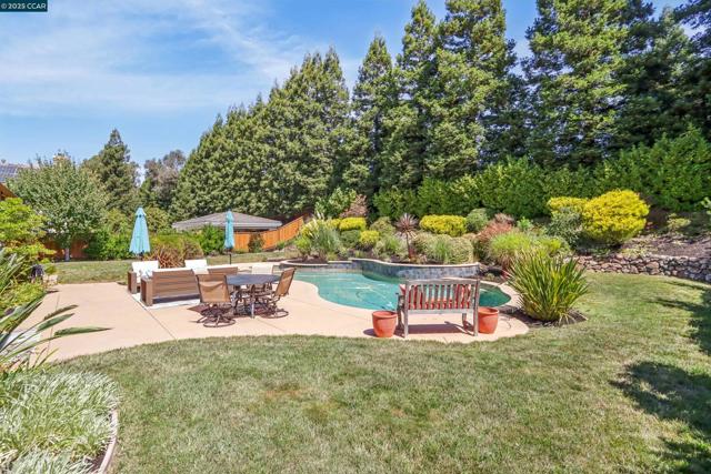 132 Victoria Pl, Danville CA: https://media.crmls.org/mediaz/e37e2c80-23d4-4900-8ec9-790b346ac39c.jpg