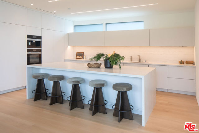 1943 Sunset Plaza Drive, Los Angeles CA: https://media.crmls.org/mediaz/e37f3e79-0dfc-4afc-a663-e7f6985e2345.jpg