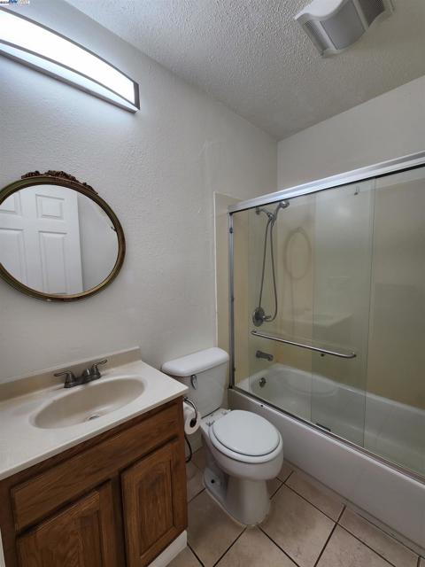 1050 37Th St, Oakland CA: https://media.crmls.org/mediaz/e37f640a-9ecb-4424-825b-b47b40d967e0.jpg