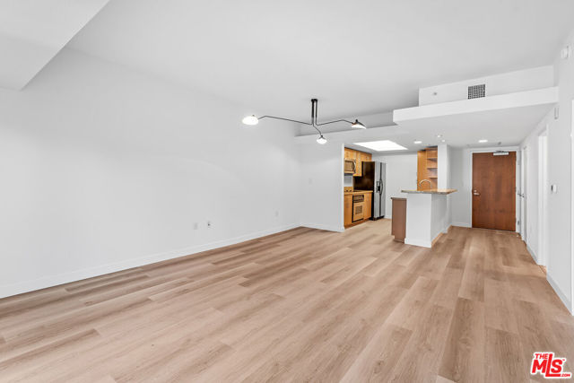 13700 MARINA POINTE Drive, Marina del Rey CA: https://media.crmls.org/mediaz/e37f8bff-b071-445f-bd34-97f4d2c576b1.jpg