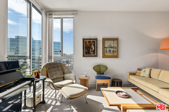 267 S San Pedro Street, Los Angeles CA: https://media.crmls.org/mediaz/e380bb47-b8e2-46fc-92c7-e3cfc1d3e5df.jpg