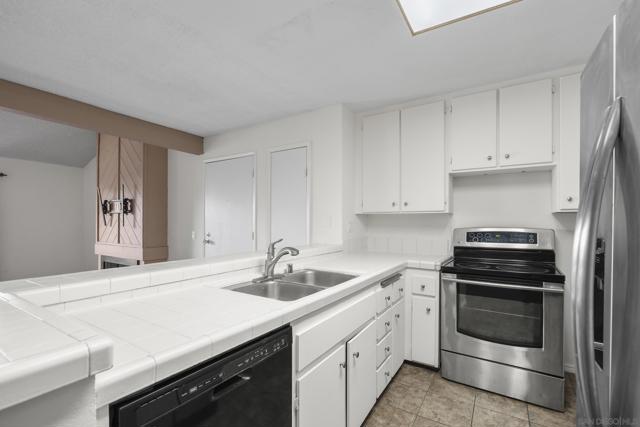 9140 Gramercy Dr, San Diego CA: https://media.crmls.org/mediaz/e382838d-fd8b-46ce-837d-c153b6a2ab14.jpg