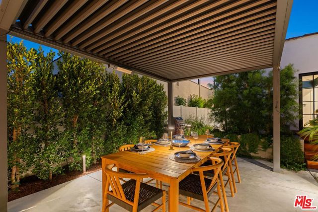 3864 3rd Avenue, Los Angeles CA: https://media.crmls.org/mediaz/e383affa-177f-4480-b20b-b1cee90254b8.jpg