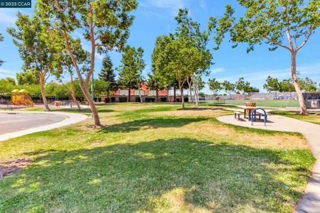 237 Dutra Vernaci Dr, Union City CA: https://media.crmls.org/mediaz/e3842560-0145-41d0-bdaf-27e89675ee31.jpg