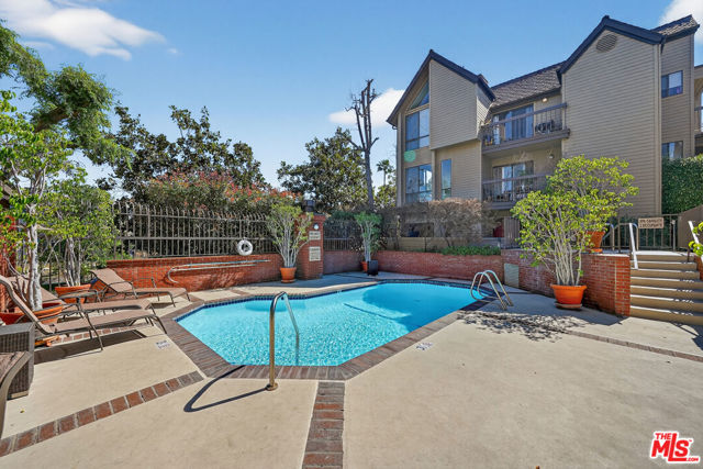 835 S Lucerne Boulevard, Los Angeles CA: https://media.crmls.org/mediaz/e384a227-b0c0-4c20-9f0c-3e88ddb642cc.jpg