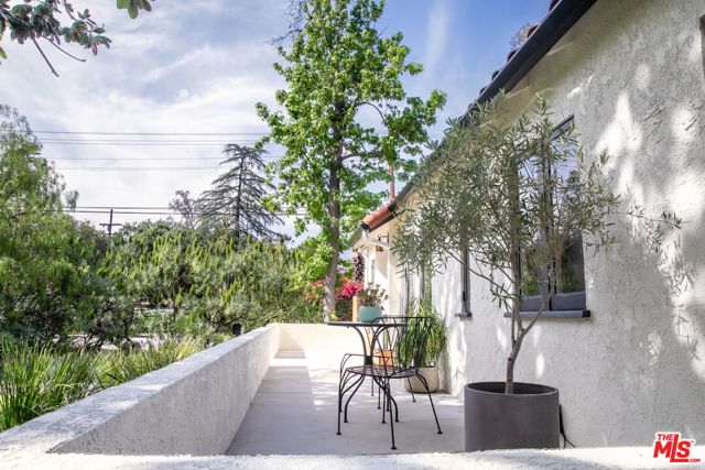 898 N Chester Avenue, Pasadena CA: https://media.crmls.org/mediaz/e384c9ad-6bf4-453a-b974-20384c6378fc.jpg