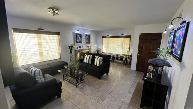 Detail Gallery Image 5 of 29 For 1735 Plaza Crest Ridge Rd, San Diego,  CA 92114 - 4 Beds | 2 Baths