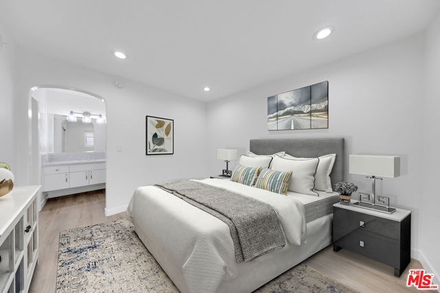 1331 Roxbury Drive, Los Angeles CA: https://media.crmls.org/mediaz/e385d9d8-cbf1-4c34-8049-112caea1f241.jpg