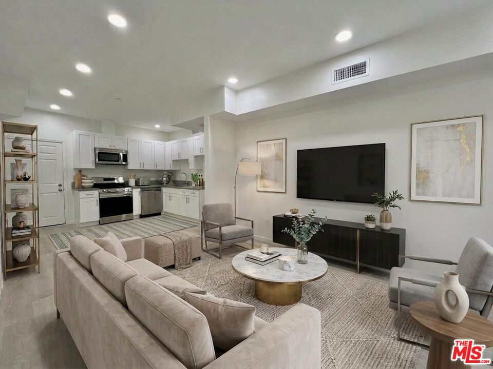 1409 N Hobart Boulevard #101