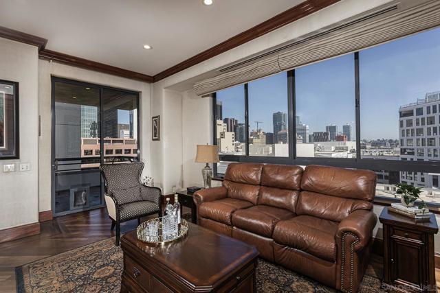 700 Front St, San Diego CA: https://media.crmls.org/mediaz/e3871501-f215-4a3c-9195-69b3a8b79dba.jpg