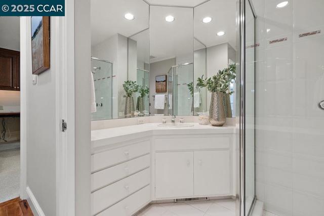 3949 Canyon Rd, Lafayette CA: https://media.crmls.org/mediaz/e387a0ce-96ef-48d6-91f0-c6388ed65256.jpg