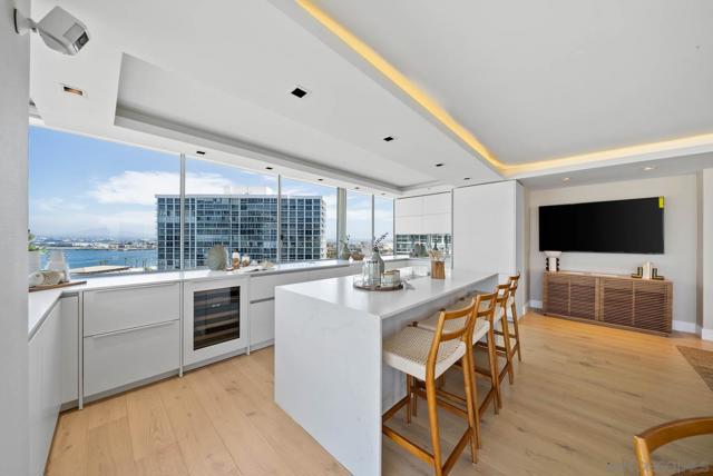 1780 Avenida Del Mundo, Coronado CA: https://media.crmls.org/mediaz/e387dbe8-fca4-4bb9-bc8d-a1a9942f0d53.jpg