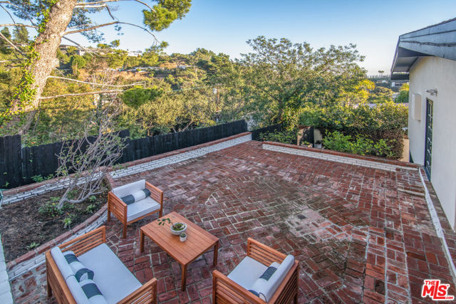9265 Thrush Way, Los Angeles CA: https://media.crmls.org/mediaz/e388528d-6643-4d10-ab21-5bfea3457702.jpg