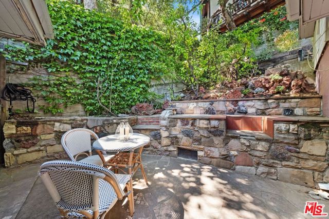 10431 Seabury Lane, Los Angeles CA: https://media.crmls.org/mediaz/e3890827-0737-4f48-ad8a-59744ba5a566.jpg