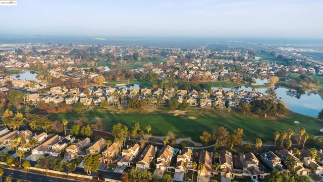 4730 Spinnaker Way, Discovery Bay CA: https://media.crmls.org/mediaz/e38a25a9-7464-41fb-bfa7-b4ab35edc960.jpg