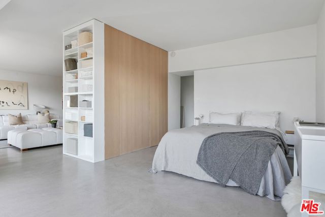 999 N Doheny Drive, West Hollywood CA: https://media.crmls.org/mediaz/e38a8996-a82c-42ac-a751-22b7c711cd01.jpg