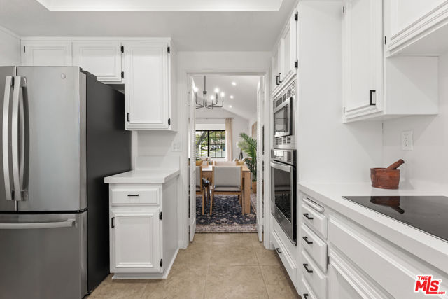 6514 S Copperwood Avenue, Inglewood CA: https://media.crmls.org/mediaz/e38ae9ea-3a22-4a1c-96e3-80a1dc16e7f0.jpg