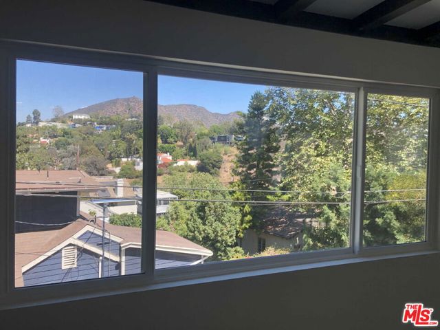 6900 Treasure Trail, Los Angeles CA: https://media.crmls.org/mediaz/e38ba8fc-c06a-4439-9649-f0d81af67e29.jpg