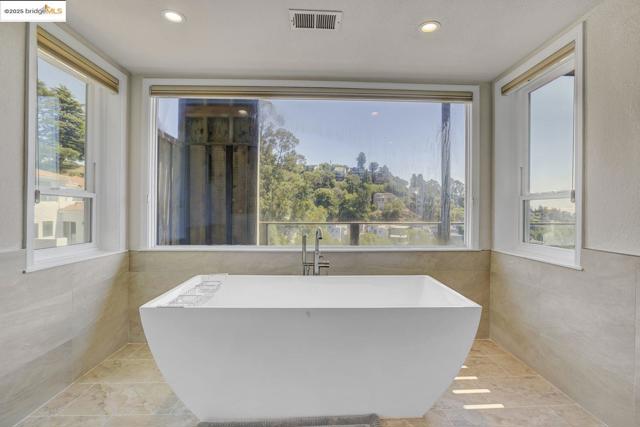 7075 Elverton Dr, Oakland CA: https://media.crmls.org/mediaz/e38bb3ed-c1b0-4bb6-9f58-61a705e1ada1.jpg