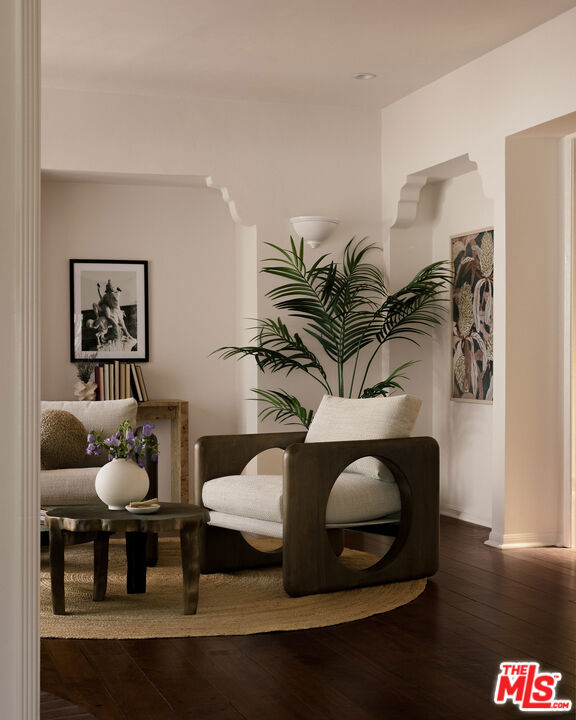 6401 San Vicente Boulevard, Los Angeles CA: https://media.crmls.org/mediaz/e38c0fee-069e-42aa-8d4d-9e7bc8de534d.jpg