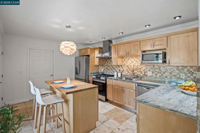 4218 Cobblestone Dr, Concord CA: https://media.crmls.org/mediaz/e38c7802-e343-4c74-8963-4c3991c634d9.jpg